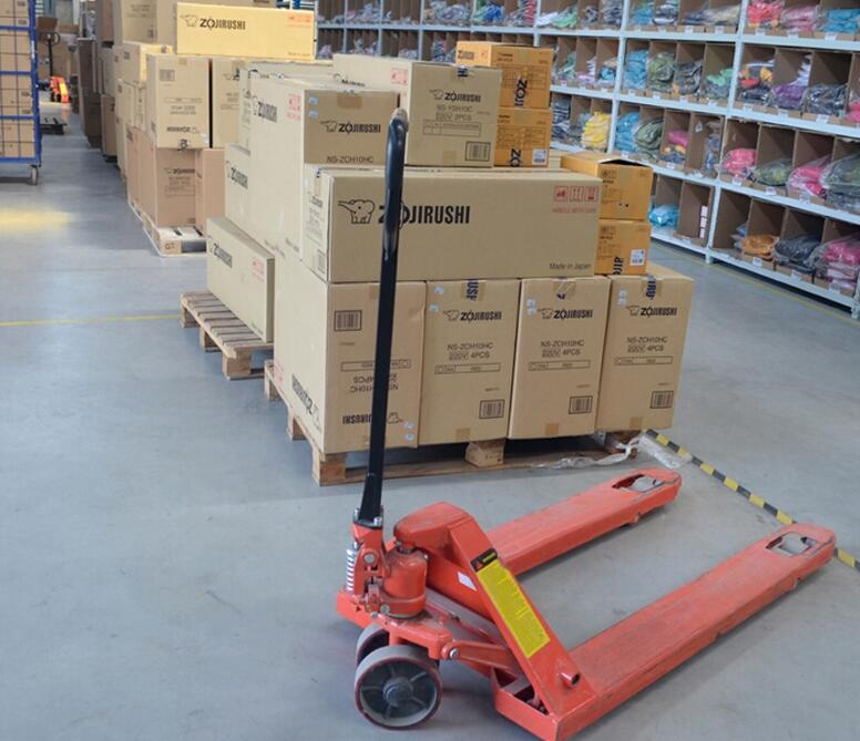 友誼叉車倉庫存儲間物品搬運必備設備